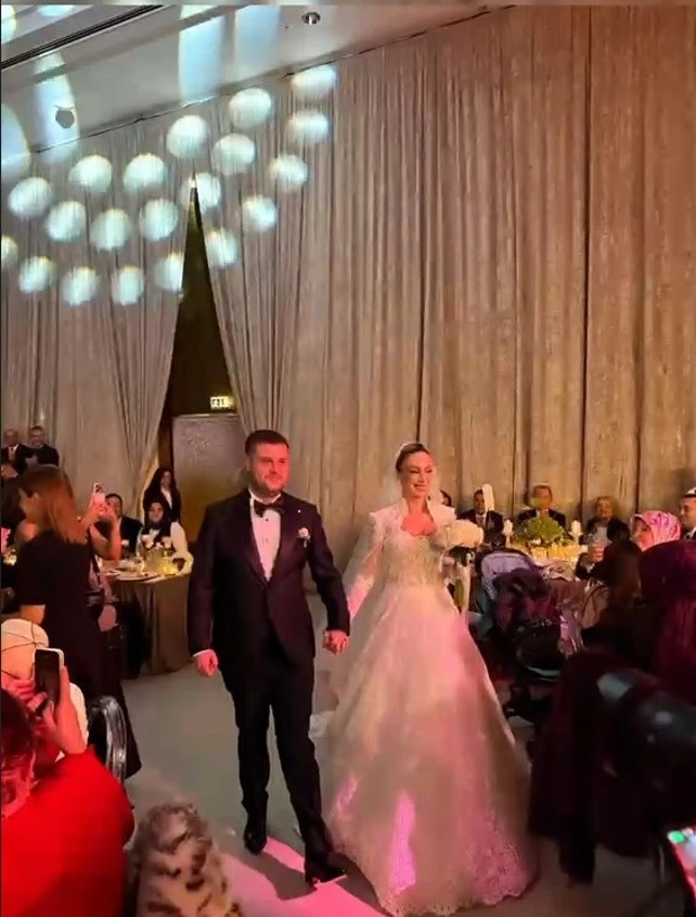 Bektaş ve Güler çifti düğün salonunda el ele yürüyor