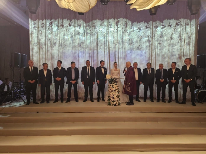 Nikâh töreninde gelin ve damat, şahitlerle birlikte sahnede