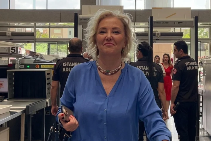 Berna Laçin, adliye girişindeki güvenlik noktalarının önünde