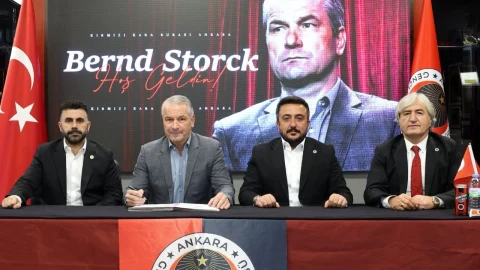 Bernd Storck’un Gençlerbirliği için düzenlenen imza töreninde yöneticilerle birlikte oturduğu masa