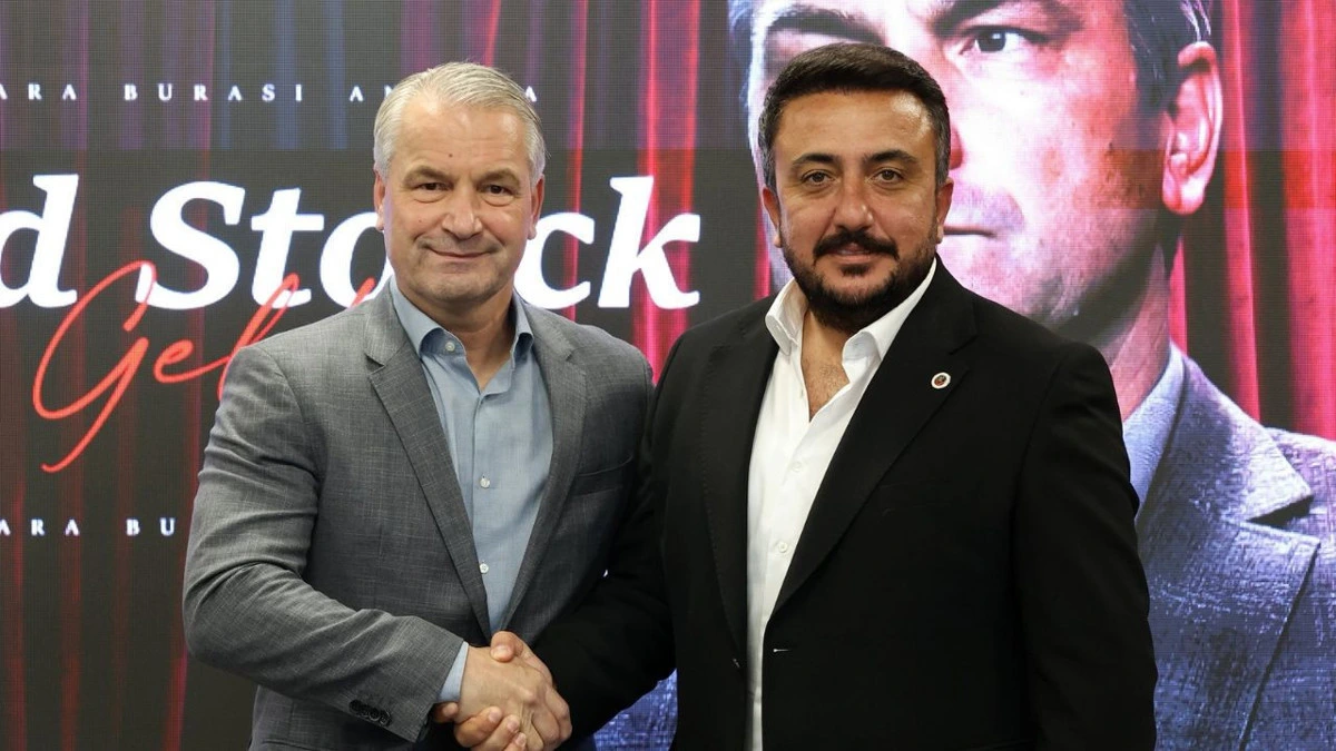 Bernd Storck ve Gençlerbirliği temsilcisi imza töreninde tokalaşıyor