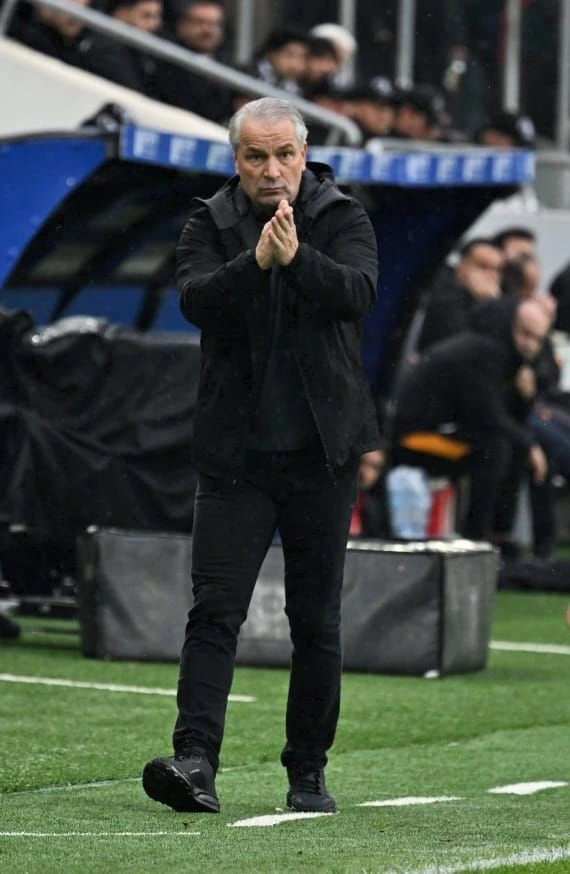 Bernd Storck Gençlerbirliği-Galatasaray maçında saha kenarında