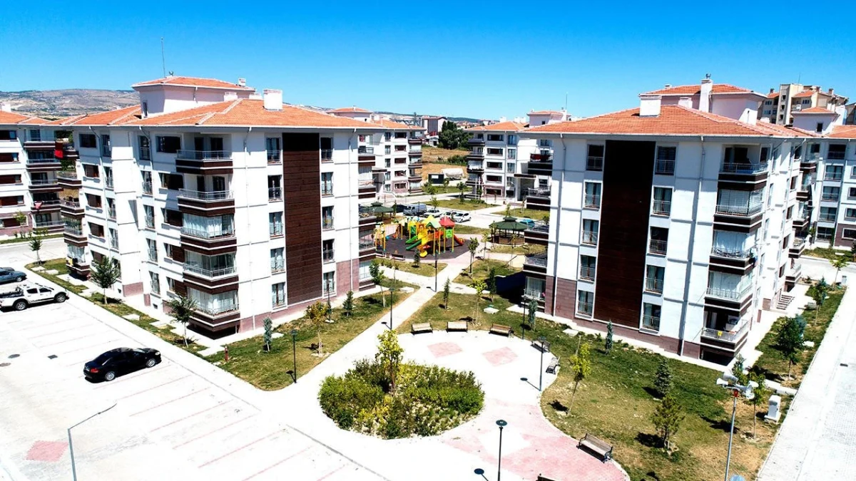 Apartman bloklarının ve ortak kullanım alanlarının bulunduğu konut sitesi
