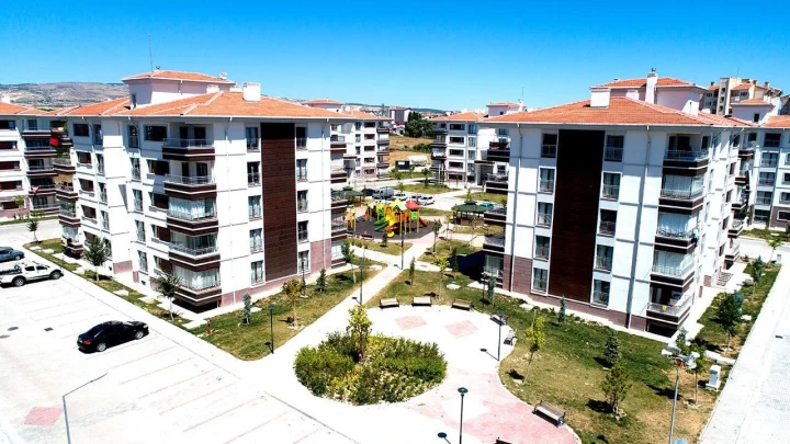 Apartman bloklarının ve ortak kullanım alanlarının bulunduğu konut sitesi