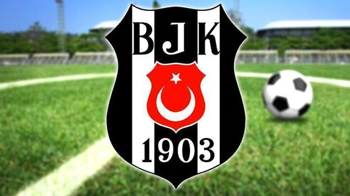 Futbol sahası ve top önünde Beşiktaş arması