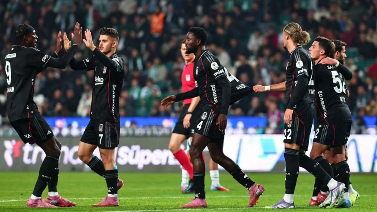 Beşiktaşlı futbolcuların maç sırasında bir araya geldiği an