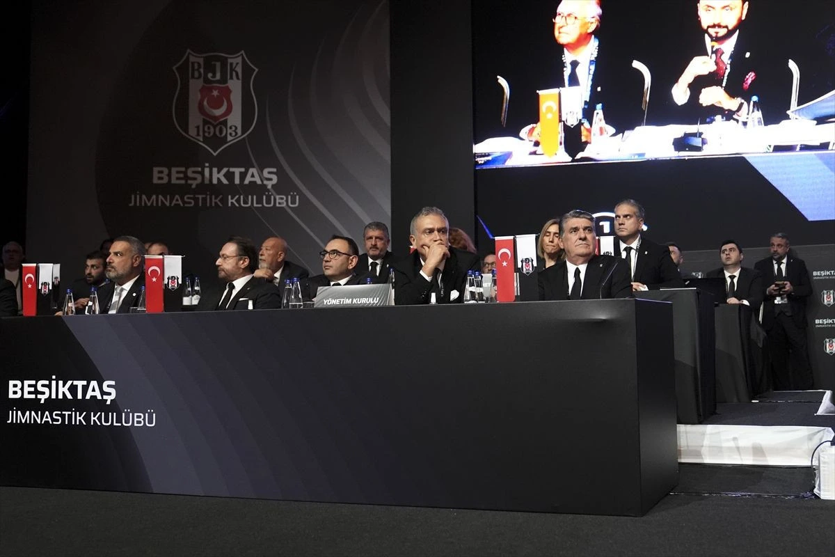 Beşiktaş genel kurulunda yönetim ve divan masası