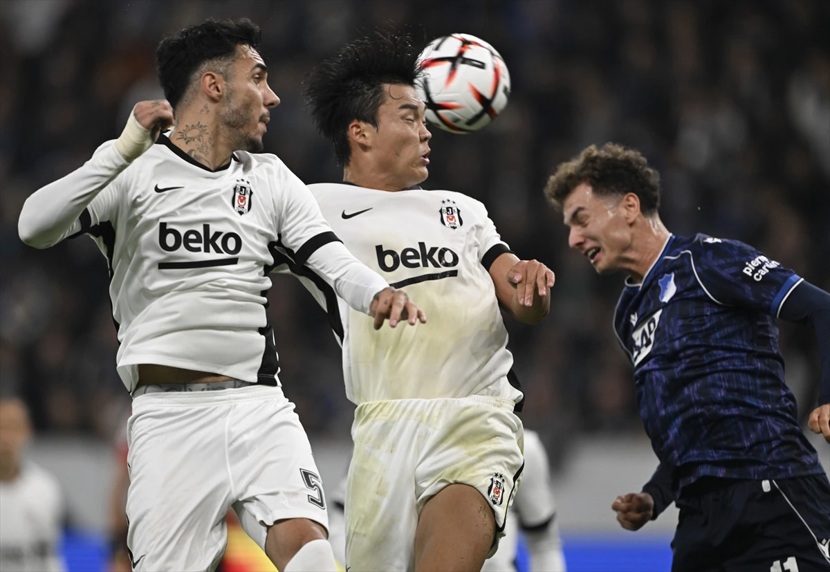 Beşiktaşlı futbolcular ve Hoffenheimlı oyuncu hava topu mücadelesinde