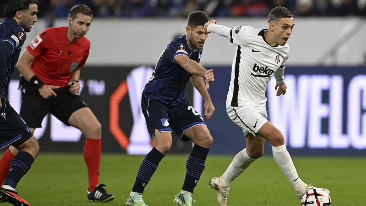 Beşiktaşlı futbolcu, Hoffenheimlı rakibiyle mücadele ederken