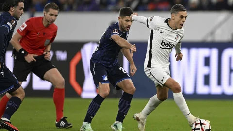 Beşiktaşlı futbolcu, Hoffenheimlı rakibiyle mücadele ederken