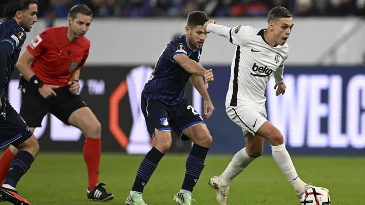 Beşiktaşlı futbolcu, Hoffenheimlı rakibiyle mücadele ederken