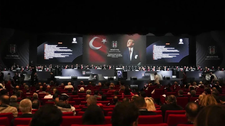 Beşiktaş’ın seçimli olağanüstü genel kurulunda salondaki üyeler ve kürsü