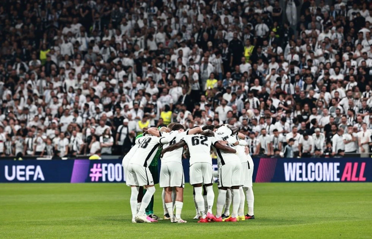 Beşiktaşlı futbolcular maç öncesinde takım halinde kenetleniyor