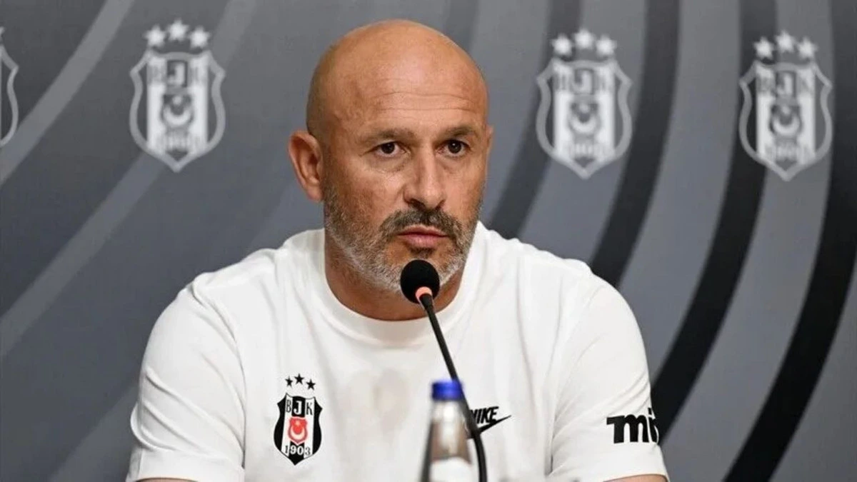 Beşiktaş arması önünde basın toplantısında konuşan teknik direktör