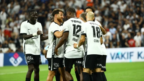 Beşiktaşlı futbolcular maç sırasında bir arada