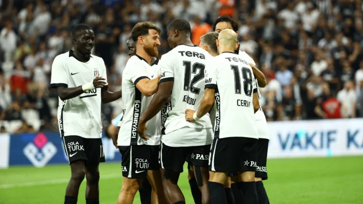 Beşiktaşlı futbolcular maç sırasında bir arada