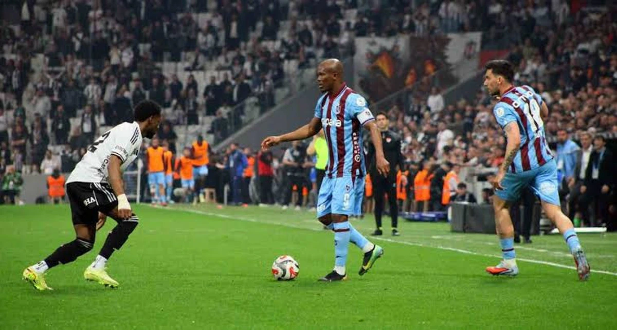 Beşiktaş ve Trabzonspor forması giyen futbolcular top için mücadele ediyor