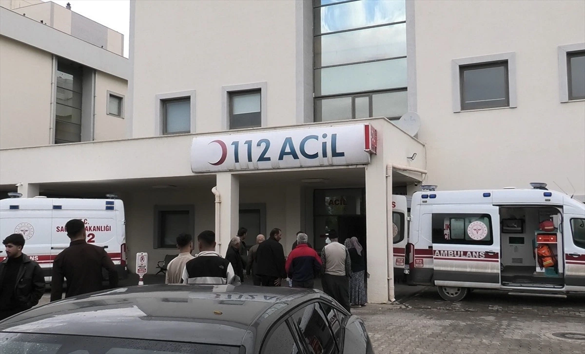 Besni Devlet Hastanesi acil servis girişi ve ambulanslar