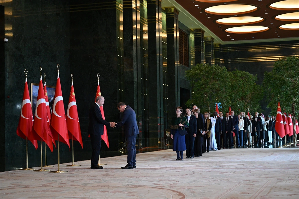 Cumhurbaşkanı Erdoğan, kabul töreninde tebrik sunan konuklarla tokalaşıyor