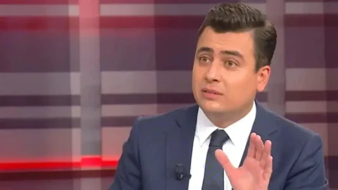Beyaz TV yayınında takım elbiseli bir sunucu