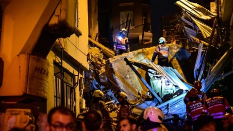 Beyoğlu’nda 4 katlı bina çöktü: Enkazda arama çalışması