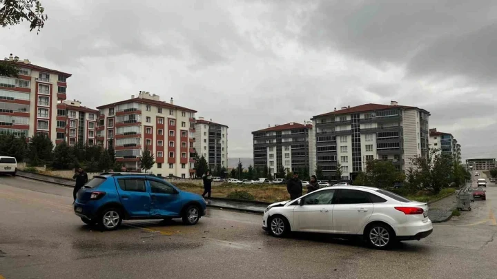 Beypazarı’nda kavşakta çarpışan mavi ve beyaz otomobiller