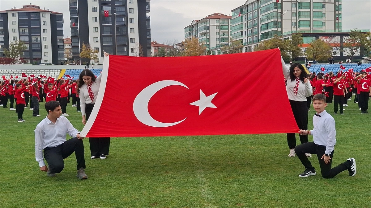 Beypazarı’ndaki Cumhuriyet Bayramı töreninde öğrenciler Türk bayrağı taşıyor