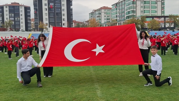 Beypazarı’ndaki Cumhuriyet Bayramı töreninde öğrenciler Türk bayrağı taşıyor