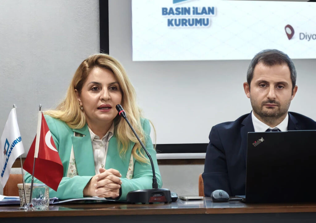 BİK mevzuat eğitiminde konuşma yapan kadın katılımcı ve yanındaki erkek görevli