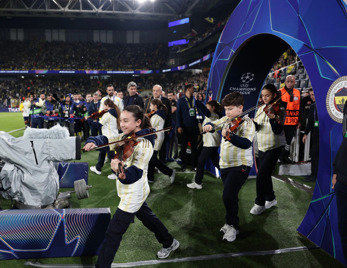 Fenerbahçe karşılaşmasının seremonisi sırasında kemanlarıyla sahaya çıkan öğrenciler