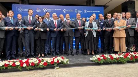 Bilkent CYBERPARK Ulus Girişim Ofisi açılışında protokol üyeleri kurdele kesiyor