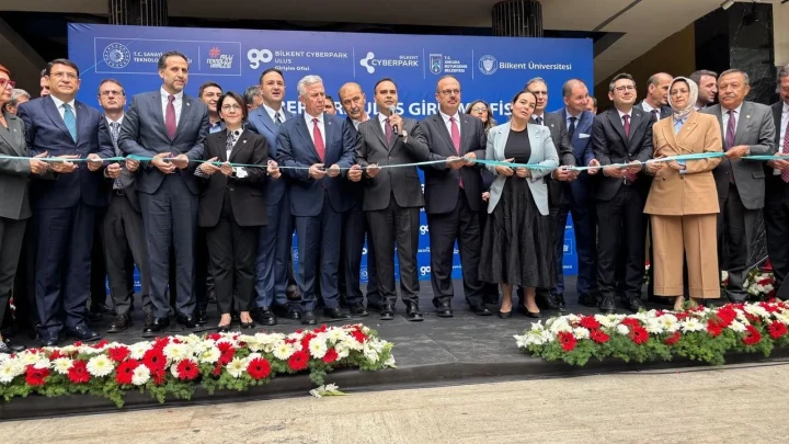 Bilkent CYBERPARK Ulus Girişim Ofisi açılışında protokol üyeleri kurdele kesiyor
