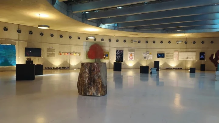 CerModern’de Bilkent Üniversitesi Güzel Sanatlar, Tasarım ve Mimarlık Fakültesi’nin Kesişimler sergisinden genel görünüm