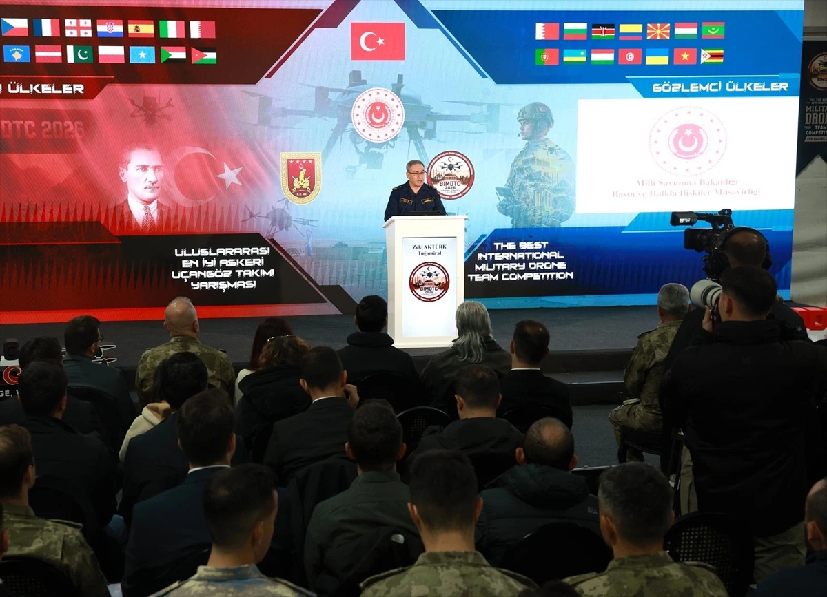 BIMDTC-2026 basın toplantısında kürsüde konuşan Zeki Aktürk’ü izleyen katılımcılar