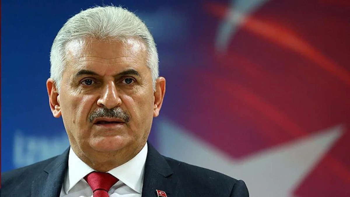 Binali Yıldırım, Azerbaycan bayrağının yer aldığı bir fon önünde