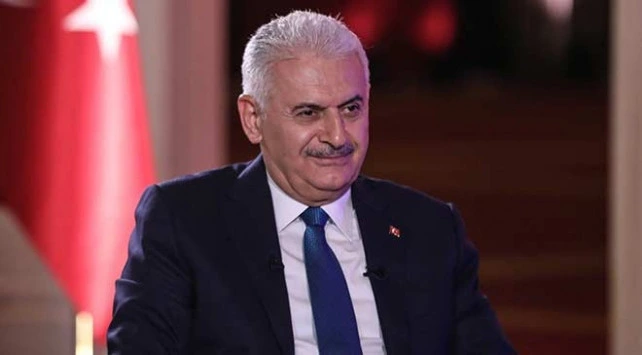 Binali Yıldırım’ın Türk bayrağının önünde oturduğu görüntü
