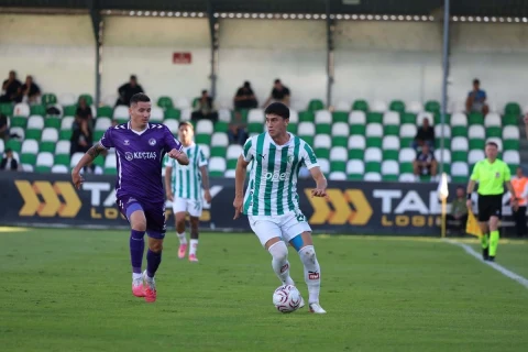 Bodrum FK ile rakip takım oyuncularının futbol maçındaki mücadelesi