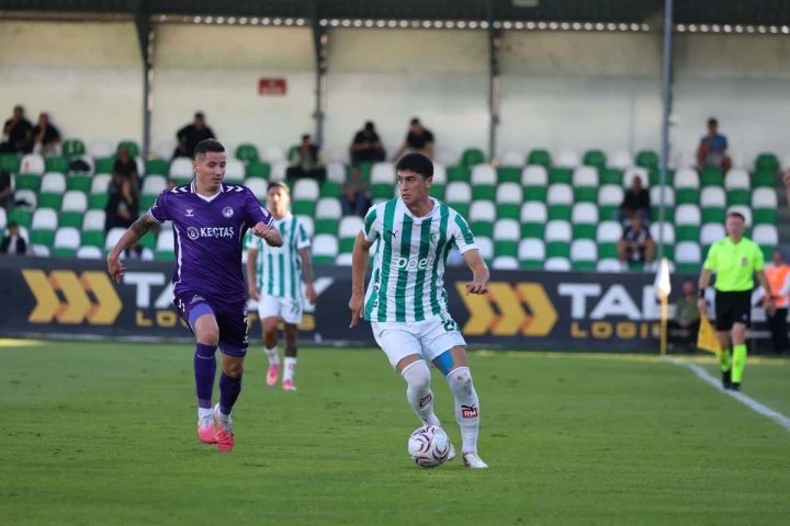 Bodrum FK ile rakip takım oyuncularının futbol maçındaki mücadelesi