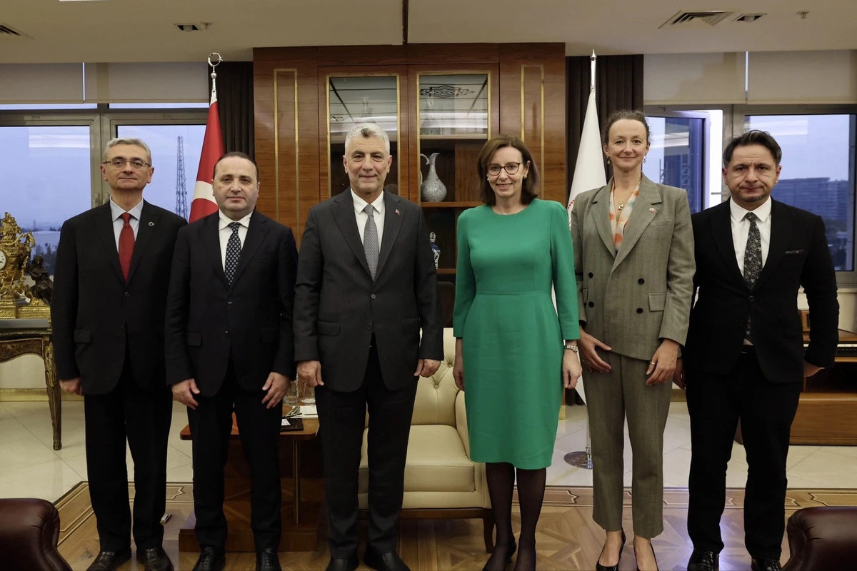 Ticaret Bakanı Ömer Bolat ve Birleşik Krallık’ın Ankara Büyükelçisi Jennifer Elizabeth Anderson, Ticaret Bakanlığı’ndaki görüşme sırasında heyet üyeleriyle birlikte