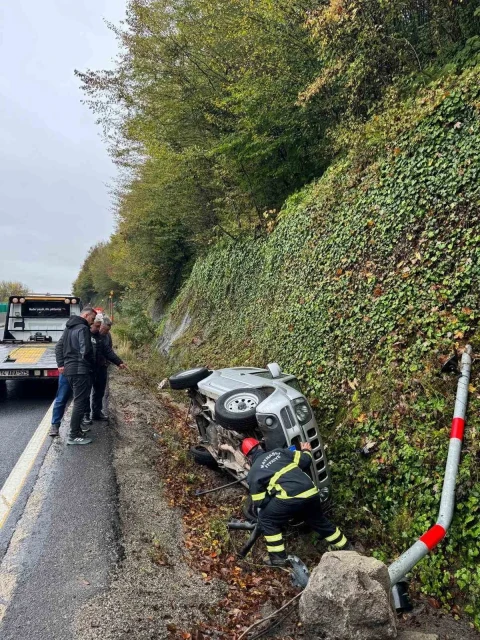 Bolu Dağı’nda yol kenarındaki kanala devrilen cip ve kaza yerindeki ekipler