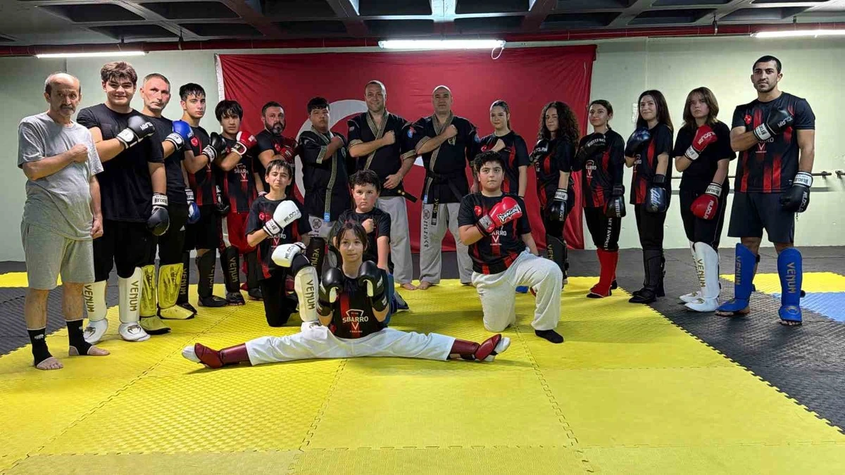 Alpagut Dünya Şampiyonası’na hazırlanan sporcular antrenman salonunda toplu halde