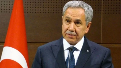 Bülent Arınç kürsüde konuşurken