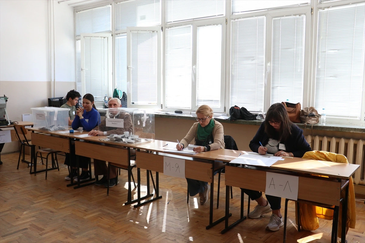 Bulgaristan’daki oy verme merkezinde görevli ve seçmenler