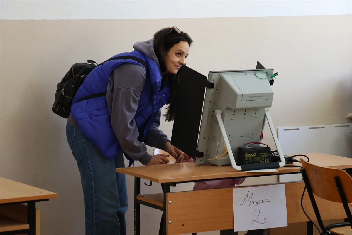 Seçmen, oy verme kabininde elektronik cihazla oy kullanıyor
