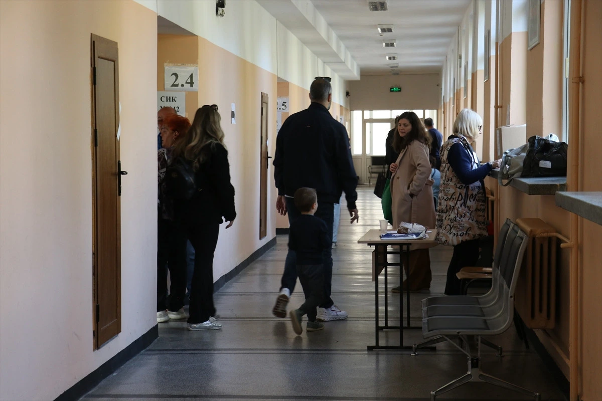 Seçmenler Bulgaristan’daki oy verme merkezinin koridorunda