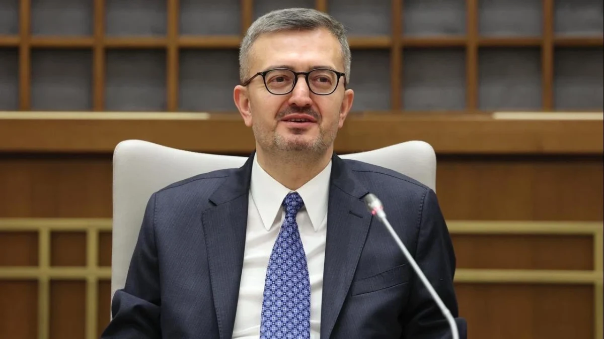 Burhanettin Duran, toplantı masasında otururken