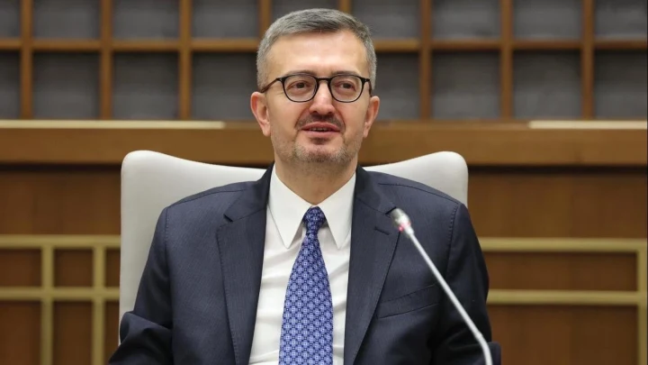 Burhanettin Duran, toplantı masasında otururken