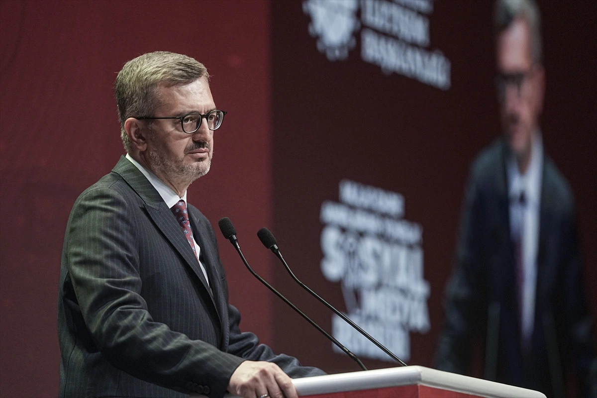 Burhanettin Duran kürsüde konuşma yapıyor