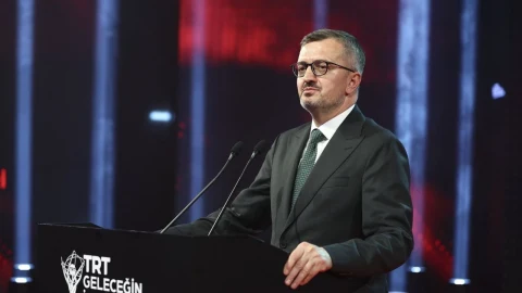 Burhanettin Duran, TRT Geleceğin İletişimcileri Yarışması töreninde kürsüde konuşuyor