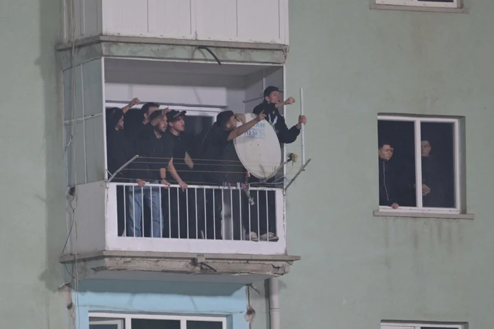 Bursaspor taraftarları Keçiören Aktepe Stadı çevresindeki bir binanın balkonundan maçı izliyor